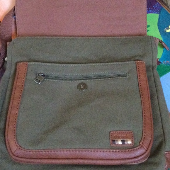 Cross body bag converts to backpack - Picture 3 of 5